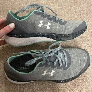 Like new womens under armour running shoes size 7.5